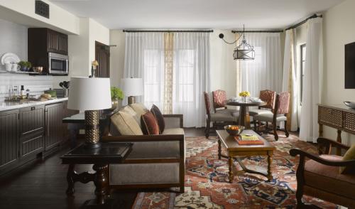 Queen Suite livingroom (1180x695)